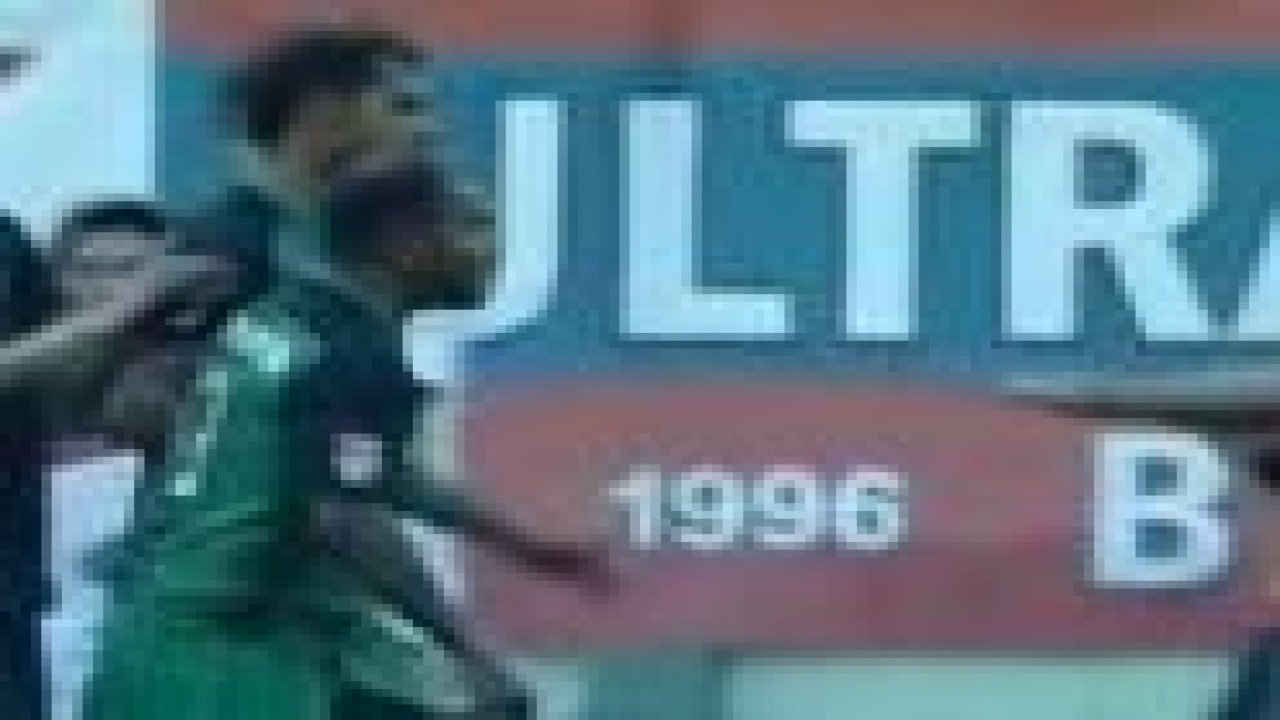 Penaltı veren hakeme yumruk, maç iptal!