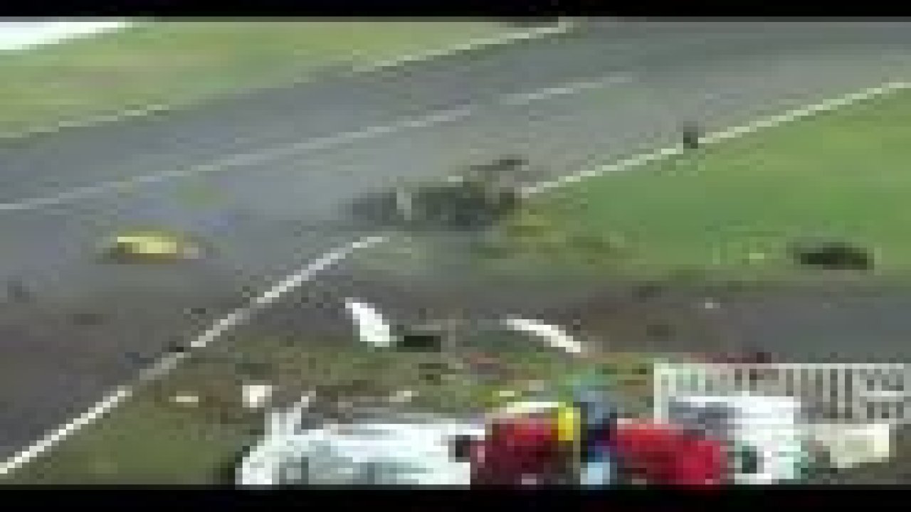 320 kilometre hızla bariyere çarptı