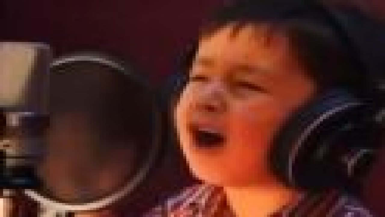 4 yaşındaki çocuktan beklenmedik performans!