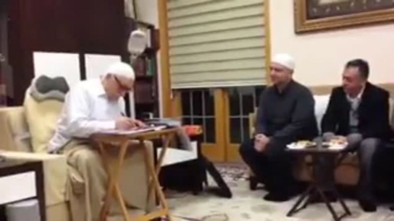 Fethullah Gülen önünde diz çöken Akın İpek mi?