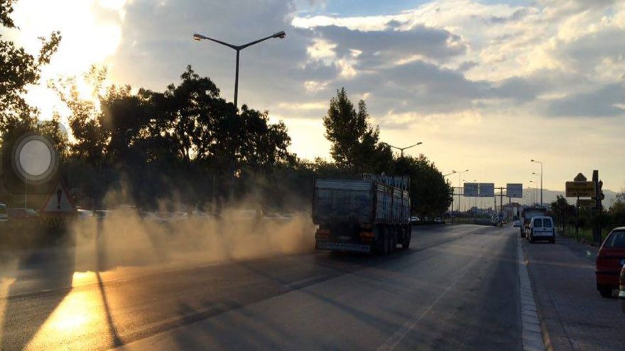 Dumanlar içindeki kamyon korkuttu!