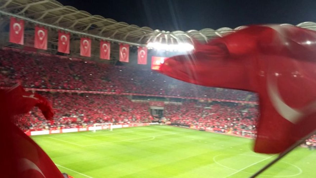Türkiye Ukrayna maçı stad mehter marşı ile coşuyor