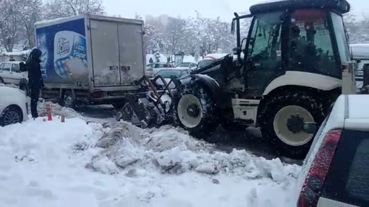 Kamyonetin imdadına kepçe yetişti