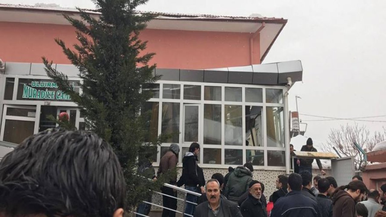 Muradiye Camii'nde kar göçüğü!
