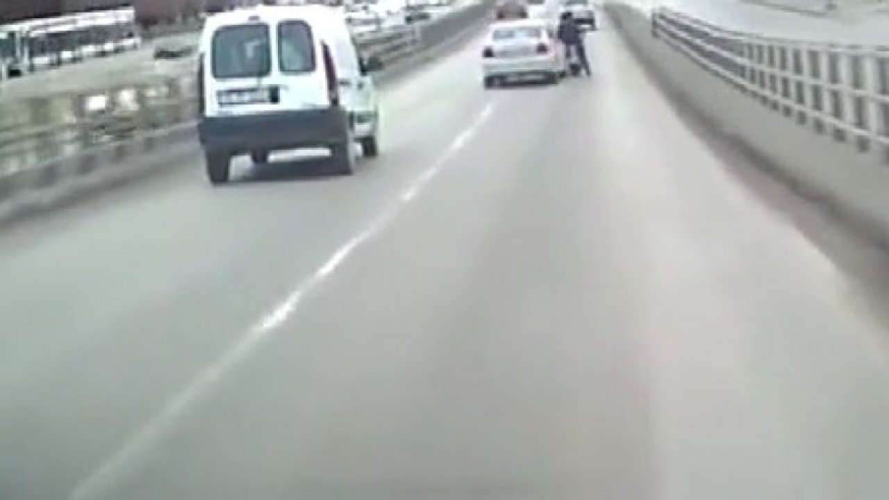 Trafikte tartıştığı motosikletliye böyle çarptı