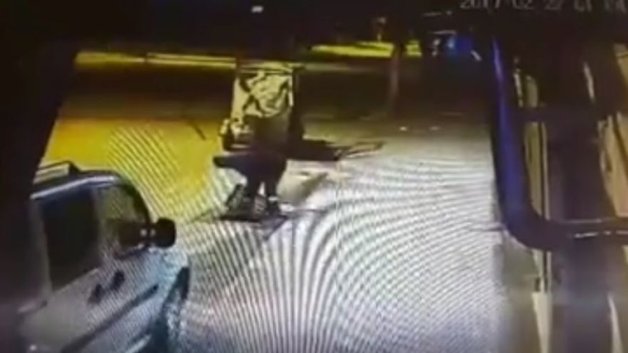 Kağıt toplayıcısı rögar kapağı çaldı