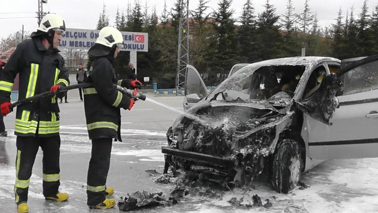 Seyir halindeki otomobil alev alev yandı