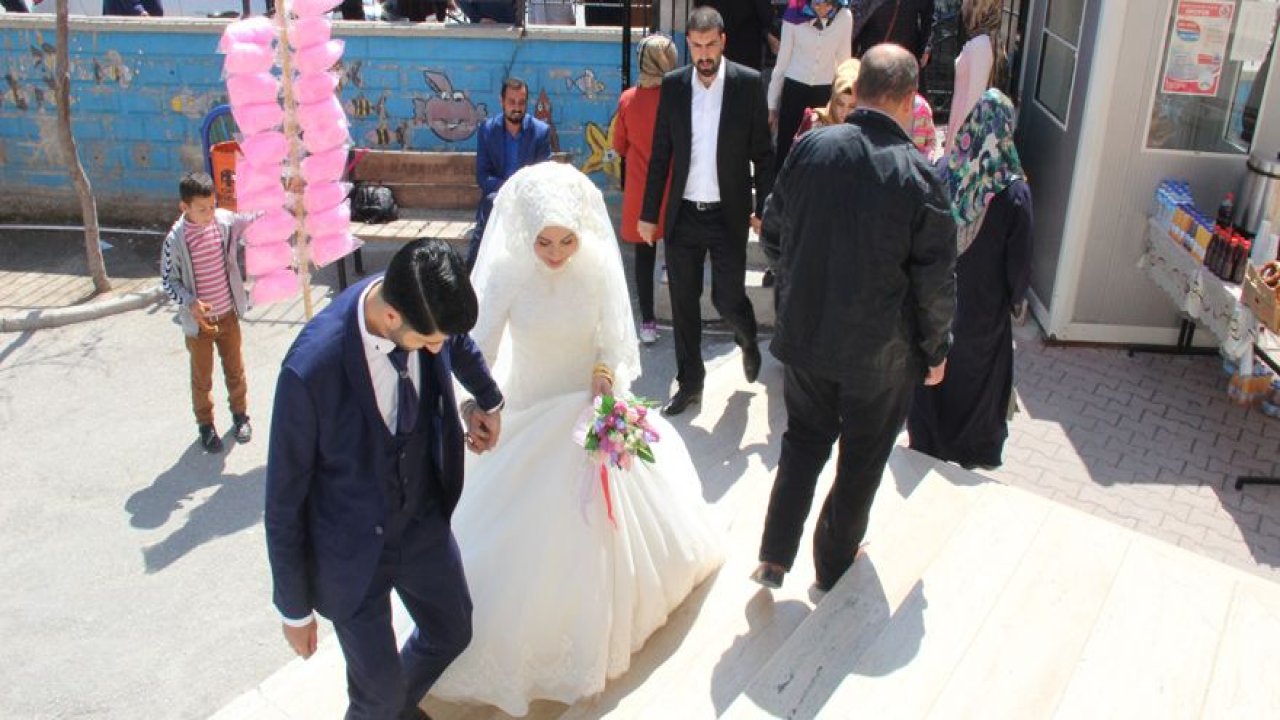 Gelin ve damat düğünden önce sandık başına gitti