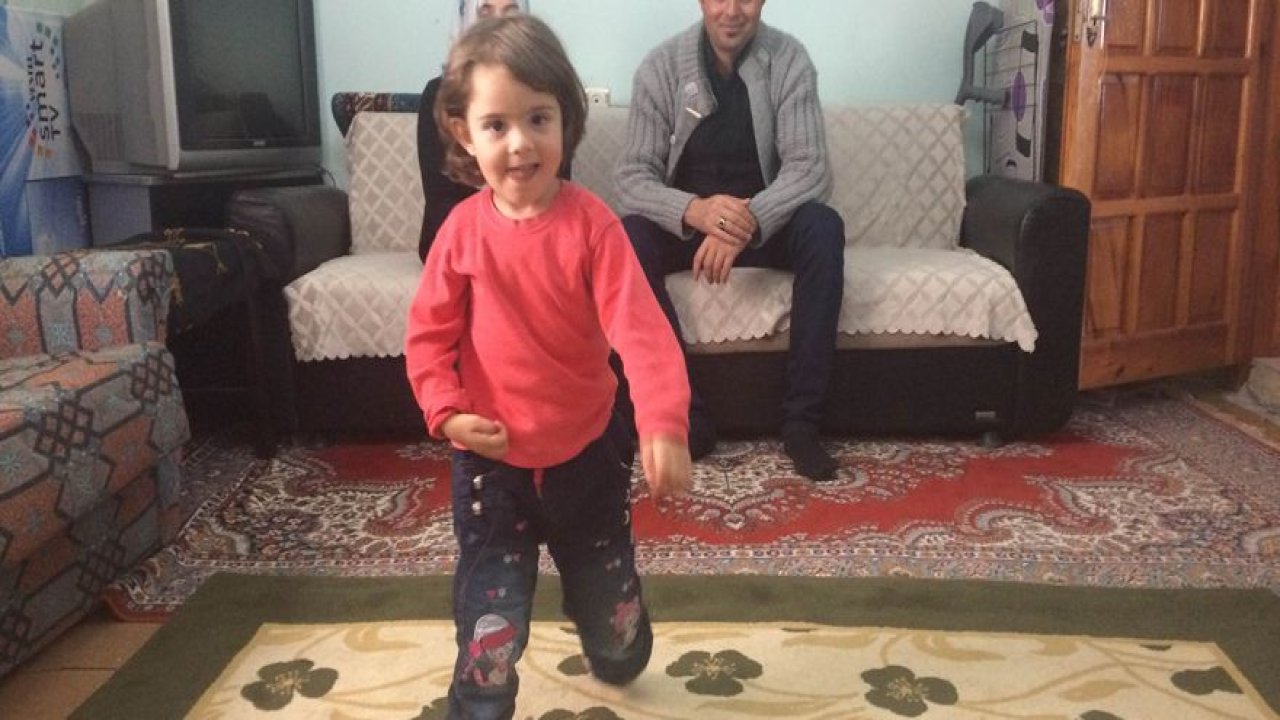 Ayakları eğri basan Esmanur yaşıtları gibi yürümek istiyor