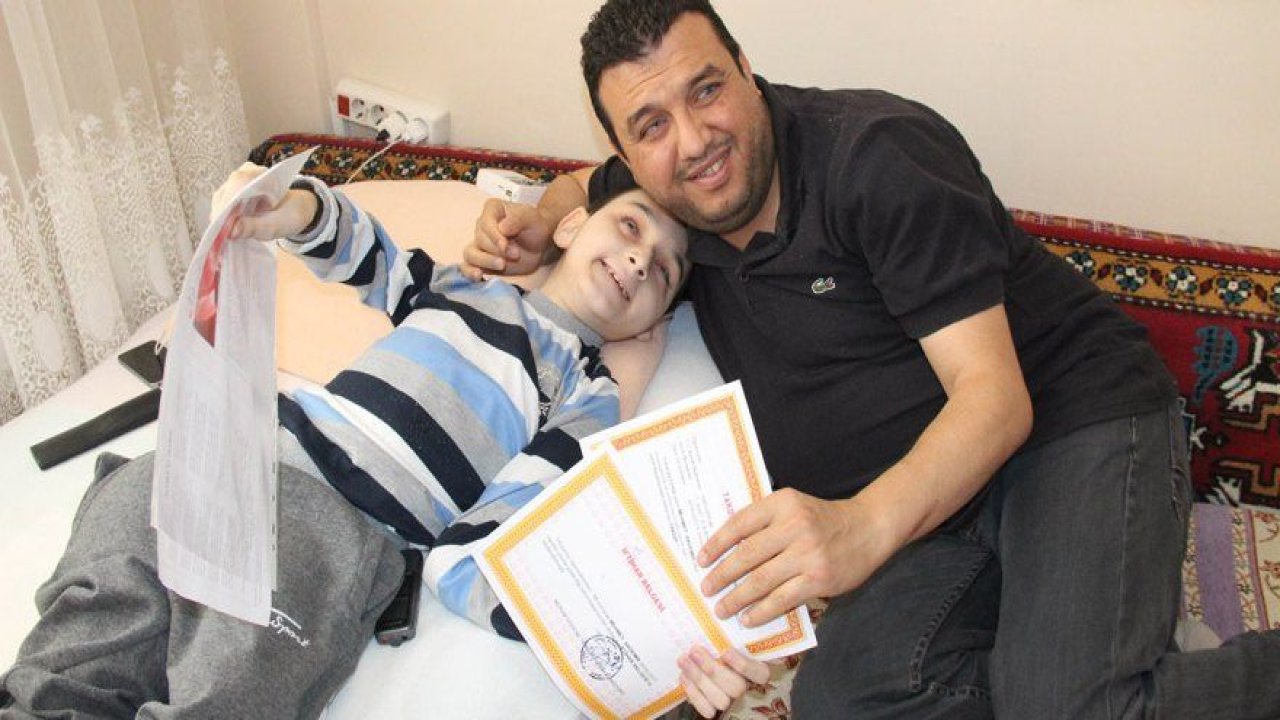 Cam Kemik Hastası Mehmet'in Karne Sevinci