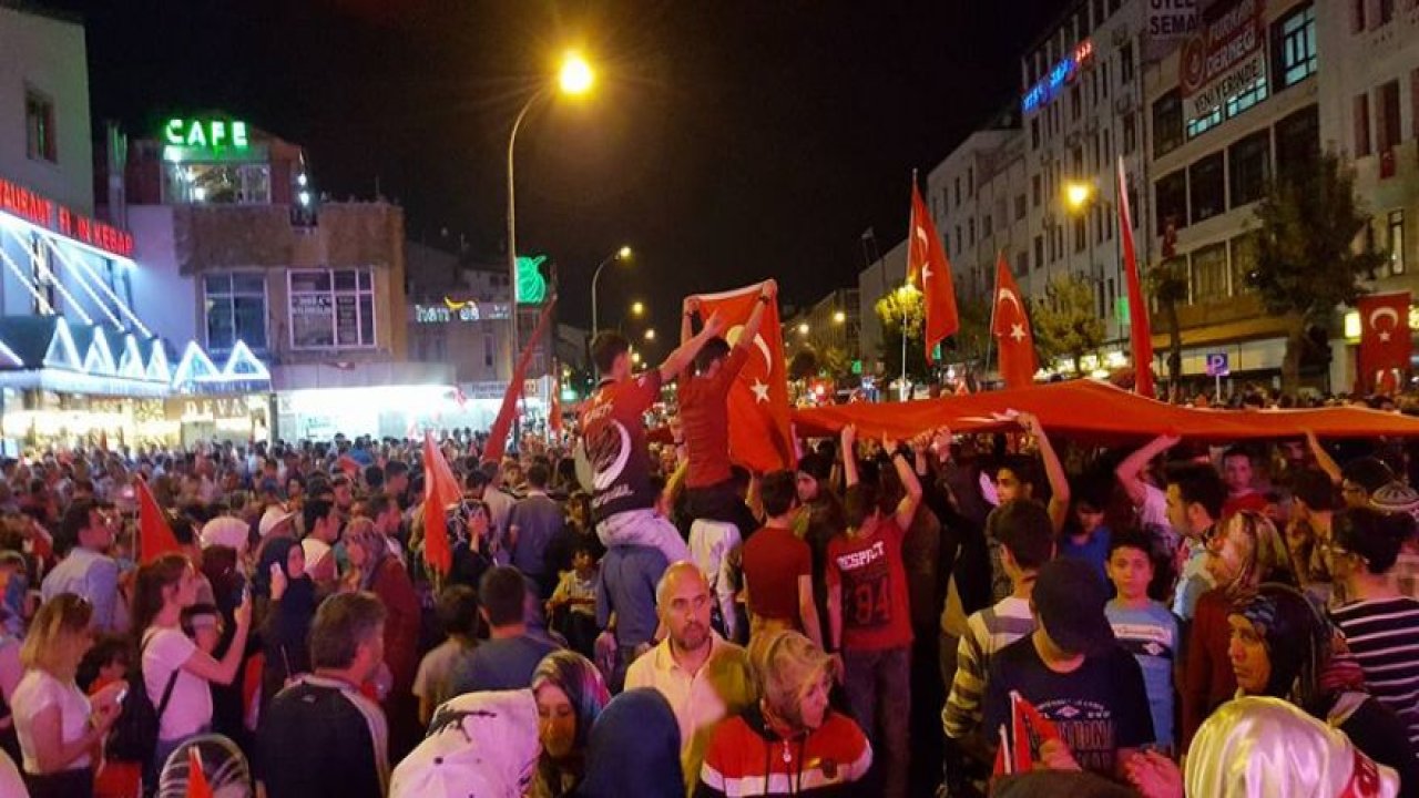 Konya'da 15 Temmuz'un yıldönümünde halk meydana indi