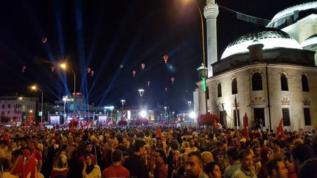 15 Temmuz mitinginde eski Başbakan Ahmet Davutoğlu konuştu