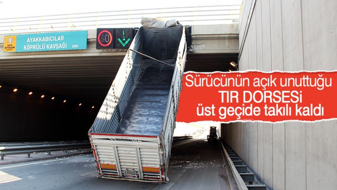 Sürücünün açık unuttuğu tır dorsesi üst geçide takılı kaldı