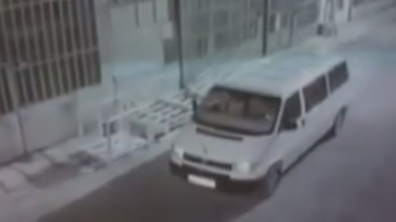 İşyerlerinin önündeki paletleri çalan şüpheli kamerada