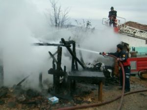 Yaşadıkları Baraka Yandı, Kışta Evsiz Kaldılar