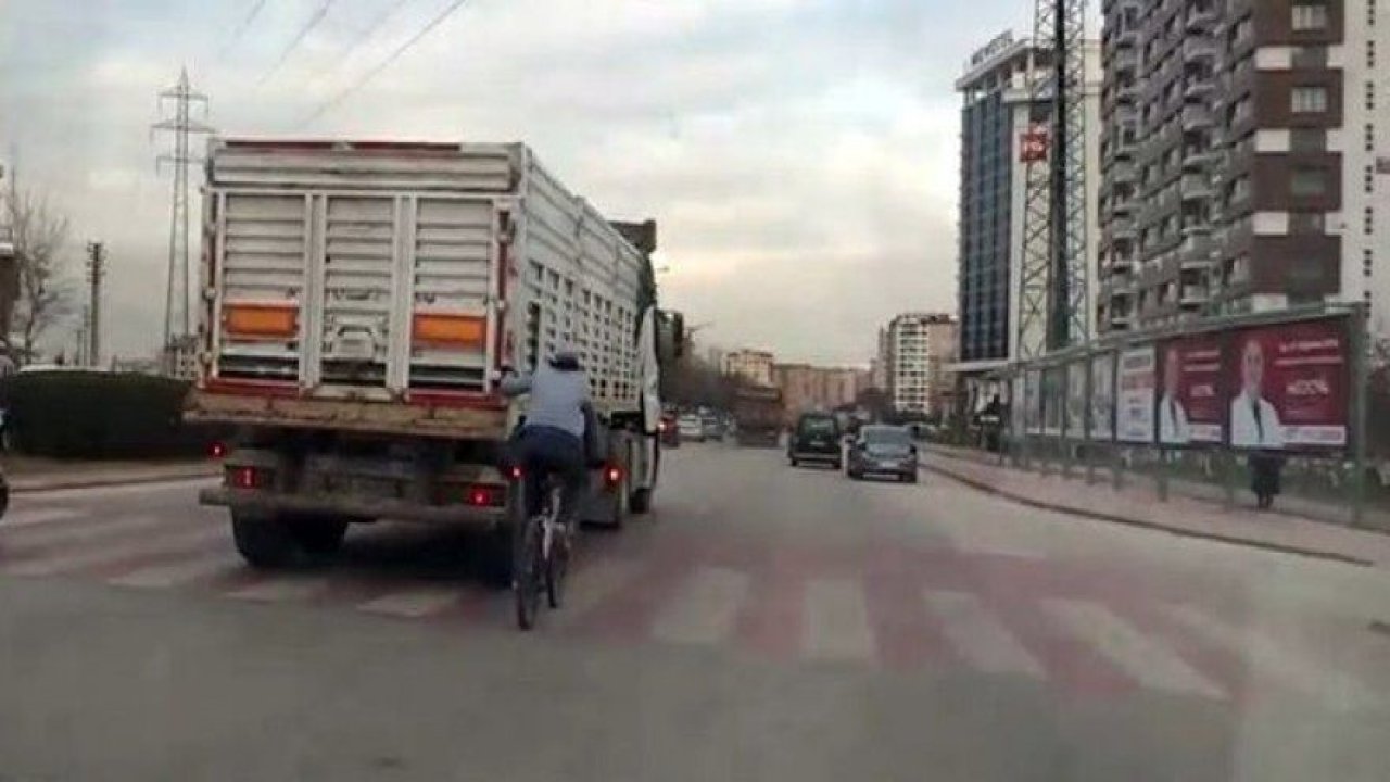 Canını hiçe sayan bisikletli tırın arkasına takıldı