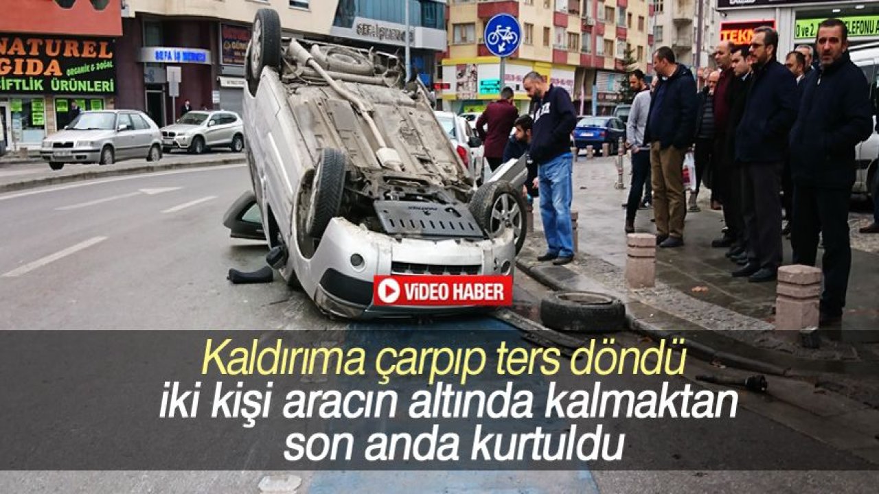 Aracın altında kalmaktan kıl payı kurtuldular