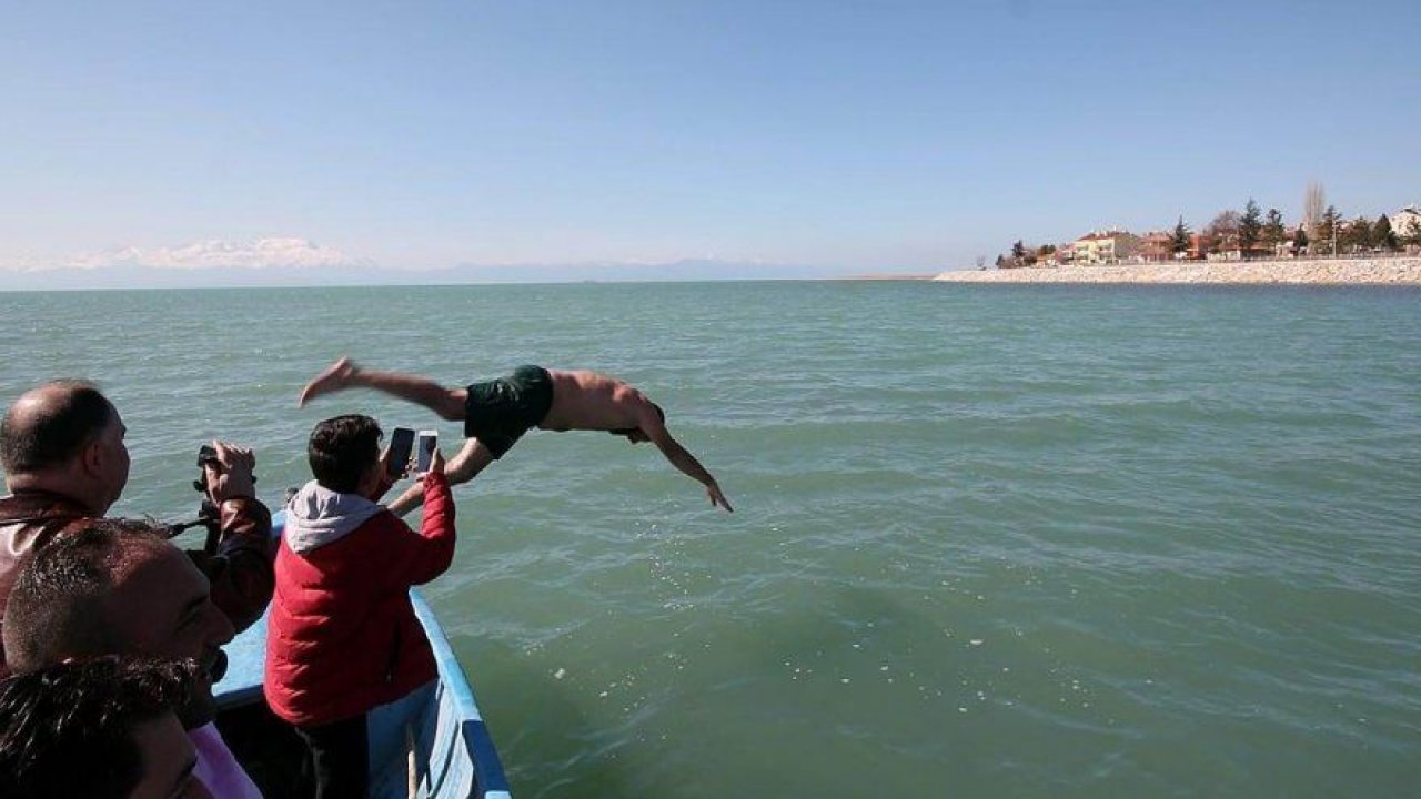 Afrin şehitleri için buz gibi göl sularında yüzdüler