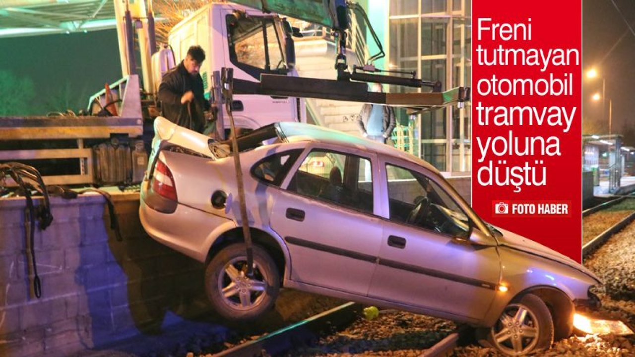 Otomobil tramvay yoluna düştü: 2 yaralı