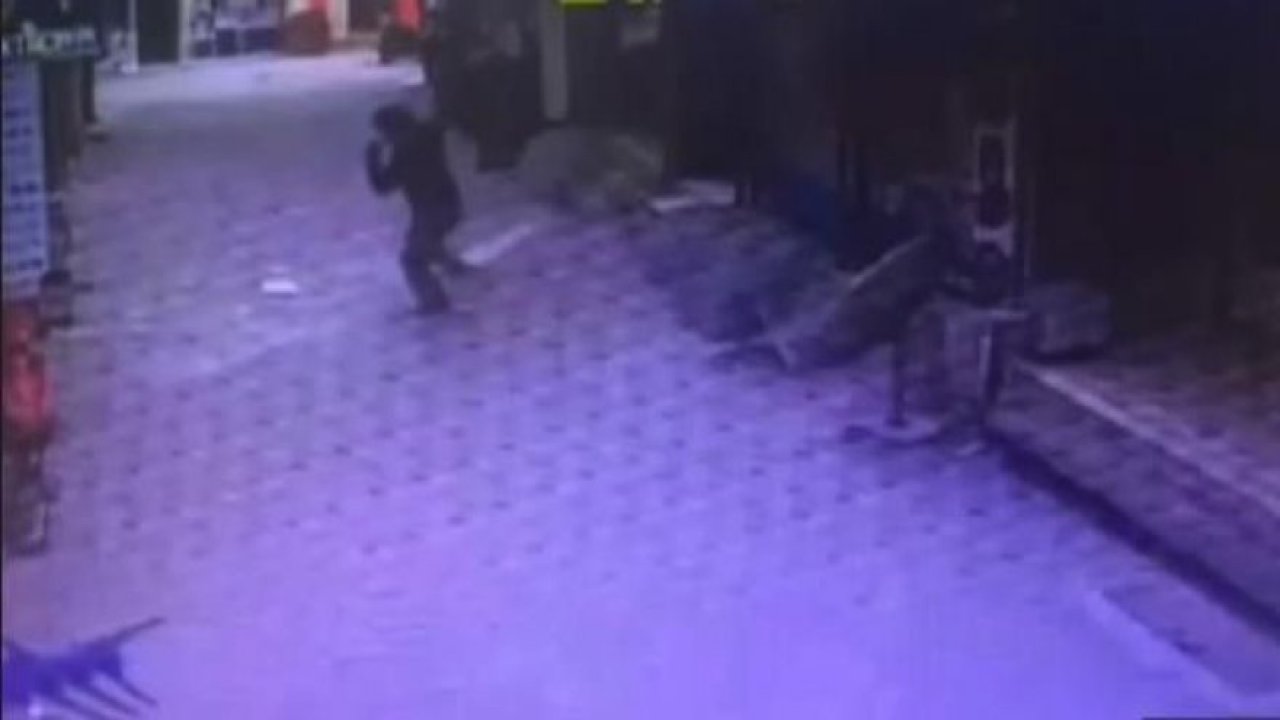 Düşen mermer parçasından saniyelerle kurtuldu