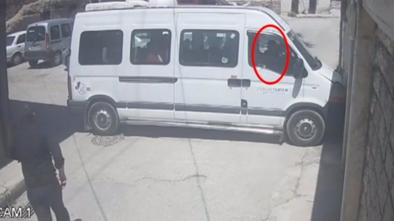 Kalp krizi geçiren öğrenci servisi şoförünün kaza anı görüntüleri ortaya çıktı