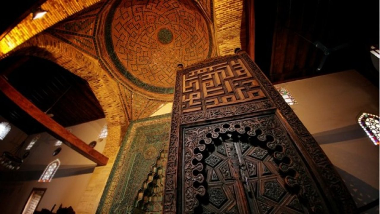 Eşrefoğlu Camisi tarihe meydan okuyor