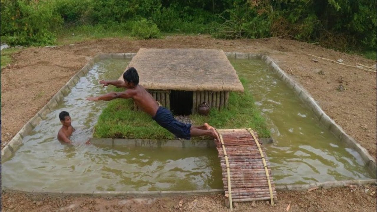 Yeraltı Evi Etrafında Yüzme Havuzu