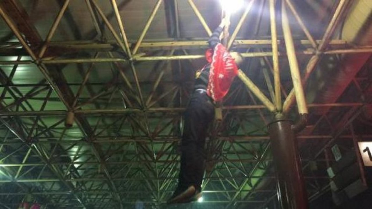 Konya asker adayları, peron demirlerine asılıp barfiks çekti