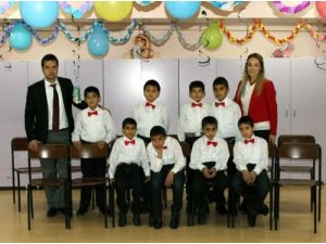 Çocuklara İngilizceyi Eğlendirerek Öğretiyor