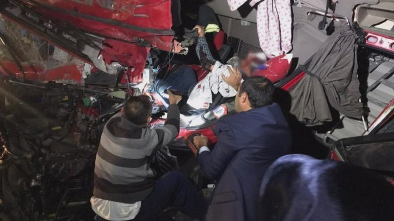 Kazada tırın kabinine sıkışan sürücü 40 dakikada kurtarılabildi