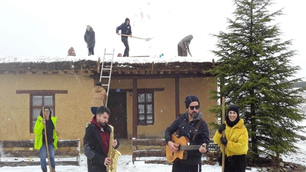 Sonsuz Şükran köyü sanatçıları damlarda kar temizliği yaptı