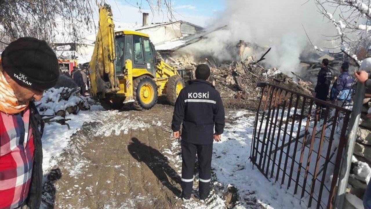 Alev alan otomobil evin deposunu ve samanlığını kül etti