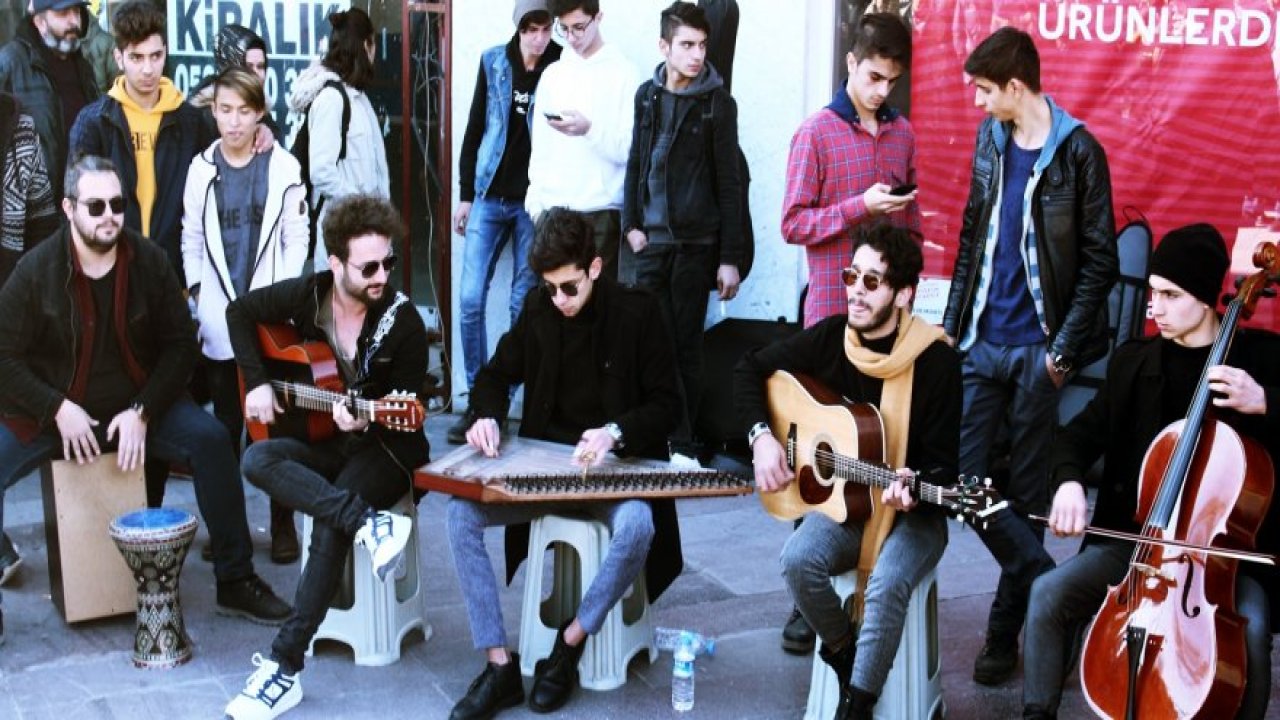 Konya Zafer'de sokak müzisyenleri ilgi çekti