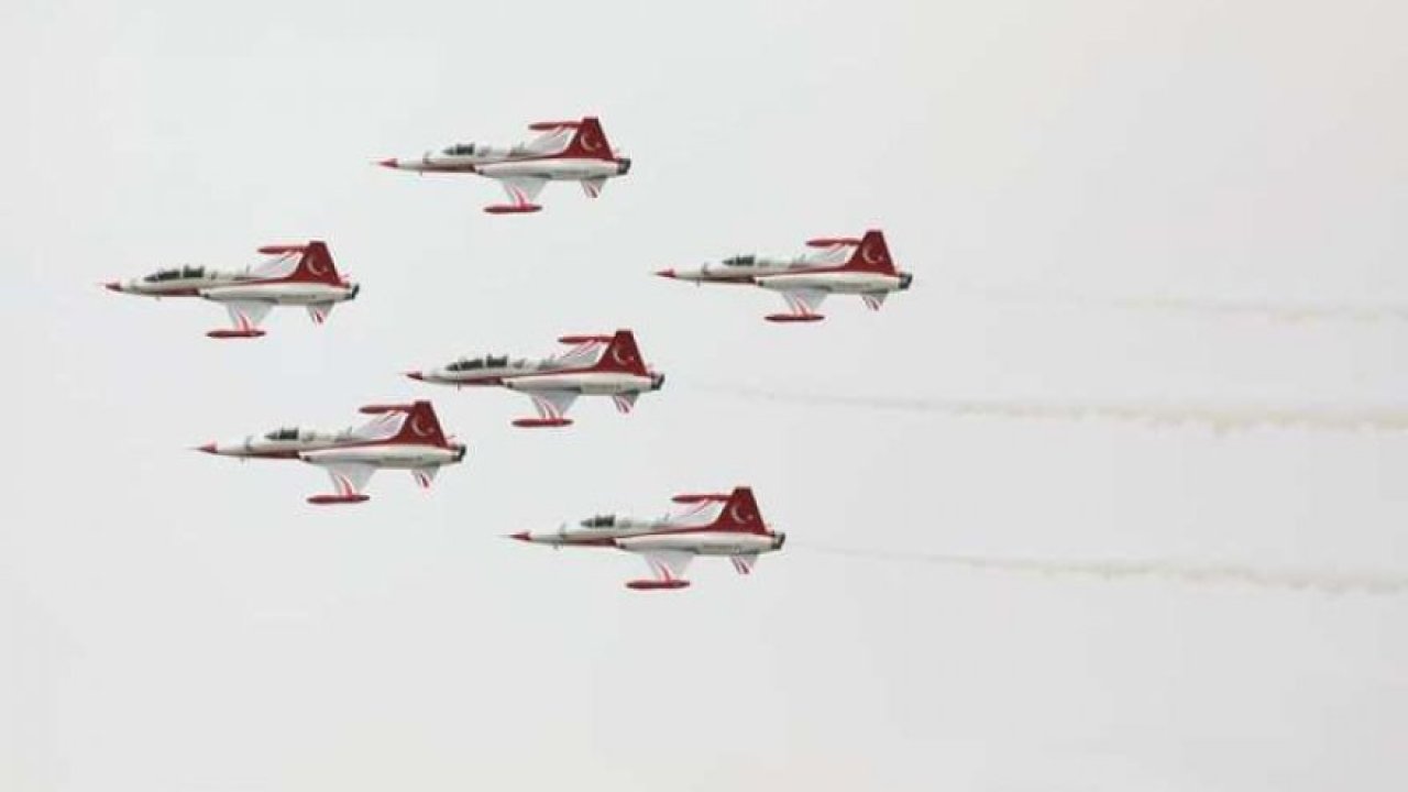 Türk Yıldızları ve Solo Türk’ten nefes kesen gösteri