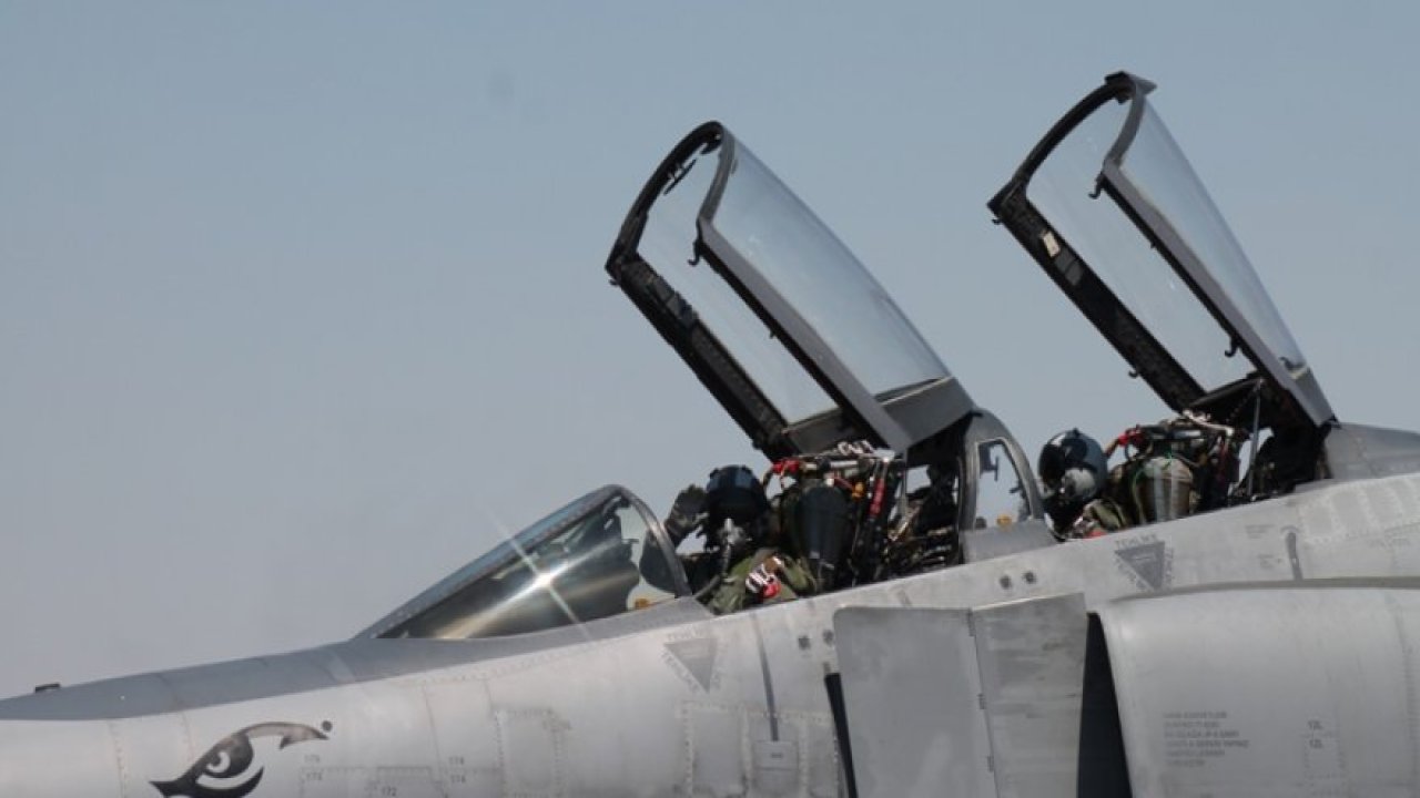 Türk pilot gazetecileri böyle selamladı