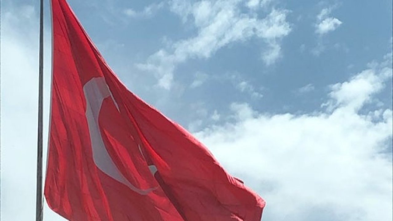 Dev Türk bayrağı büyük ilgi çekiyor