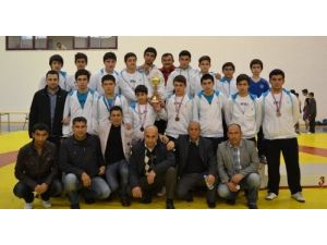 Toroslu Öğrenciler Liselerarası Güreş Şampiyonasında İki Birincilik Kazandı
