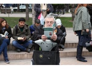 Engelliler Açık Havada Kitap Okudu