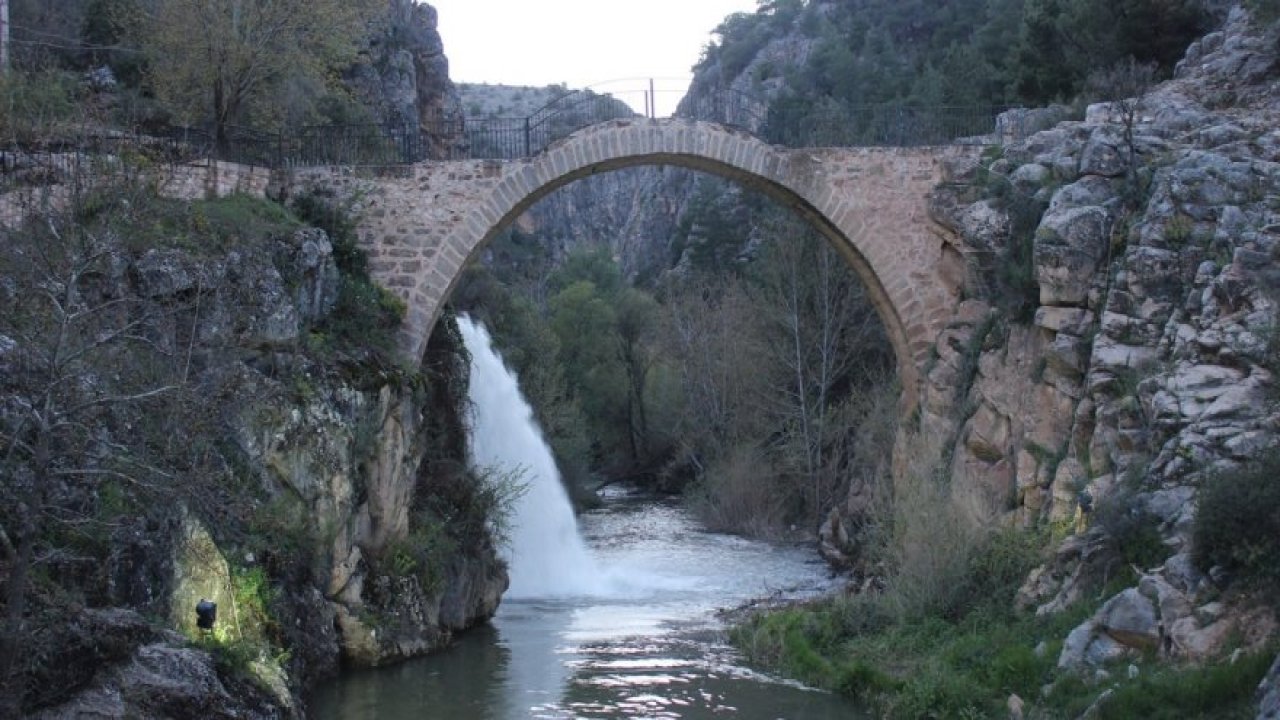 Uşak Clandras Köprüsü ve Şelalesi