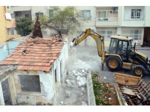 Akdeniz İlçesindeki Metruk Bina Yıkıldı
