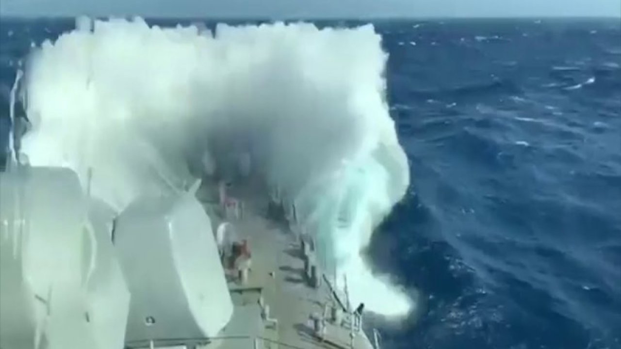 Türk savaş gemisinin dalgalarla savaşı!