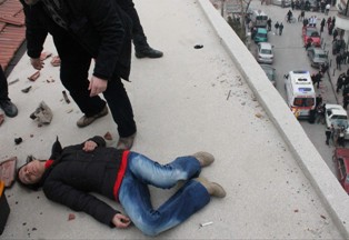 Anne, yurda verilen çocukları için çatıya çıktı