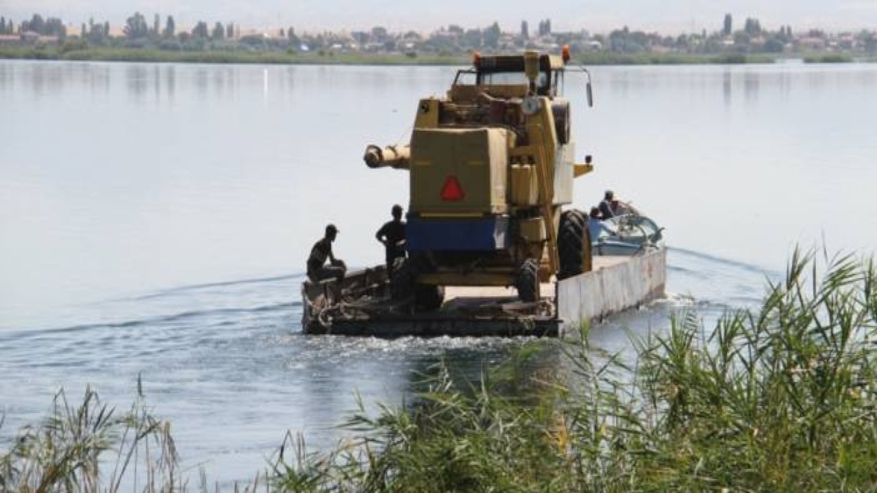 Bu görüntüler Konya'dan! Biçerdöveri Beyşehir Gölü'nde böyle yüzdürdüler