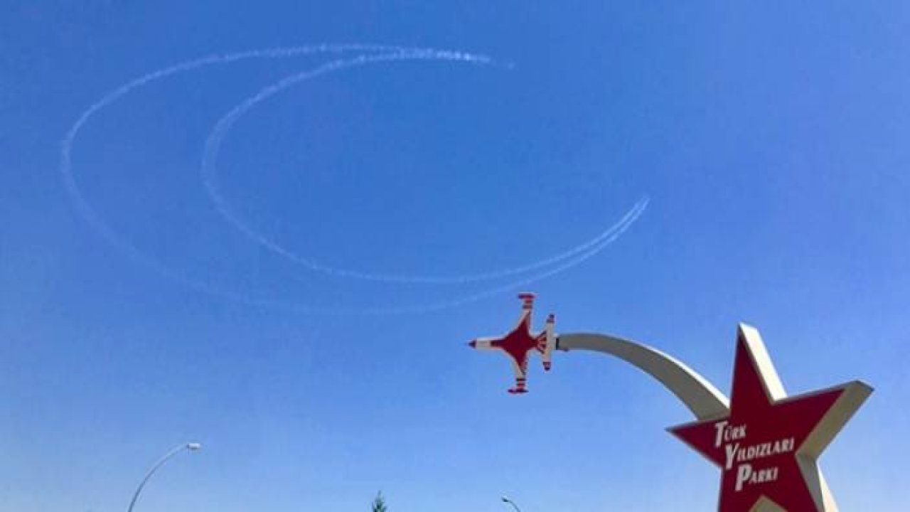 Türk Yıldızları Konya semalarında hilal çizdi