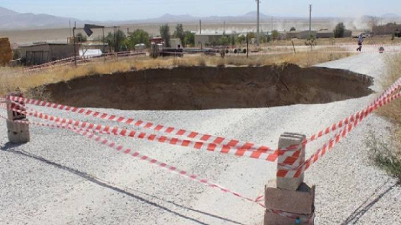 Konya'da yol ortasında obruk oluştu