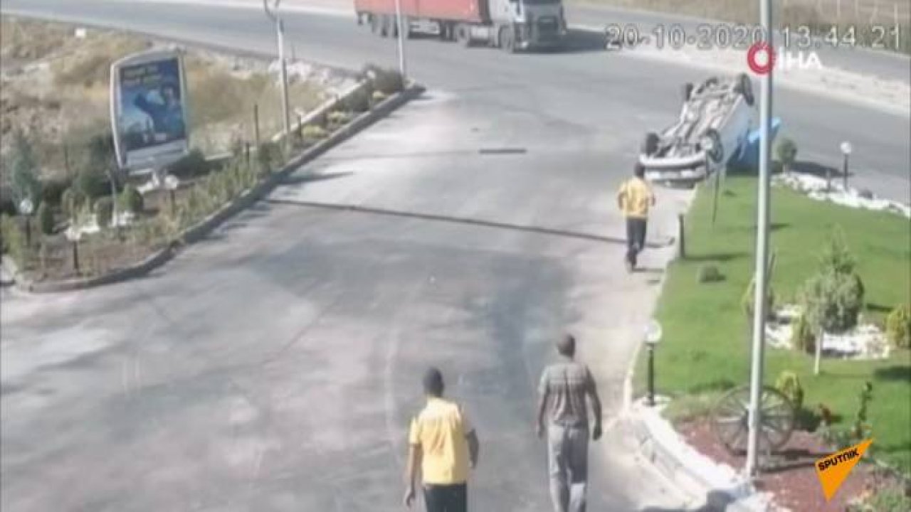 Konya'da bir otomobilin takla attığı kaza, güvenlik kamerasına yansıdı