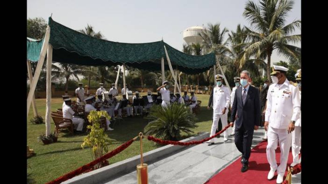 Millî Savunma Bakanı Hulusi Akar, Pakistan’da Mehter Marşıyla Karşılandı
