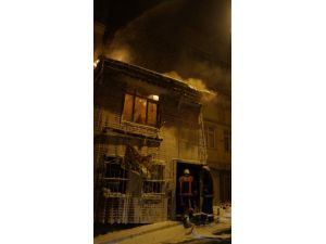 Üsküdar'da İki Binada Yangın Paniği