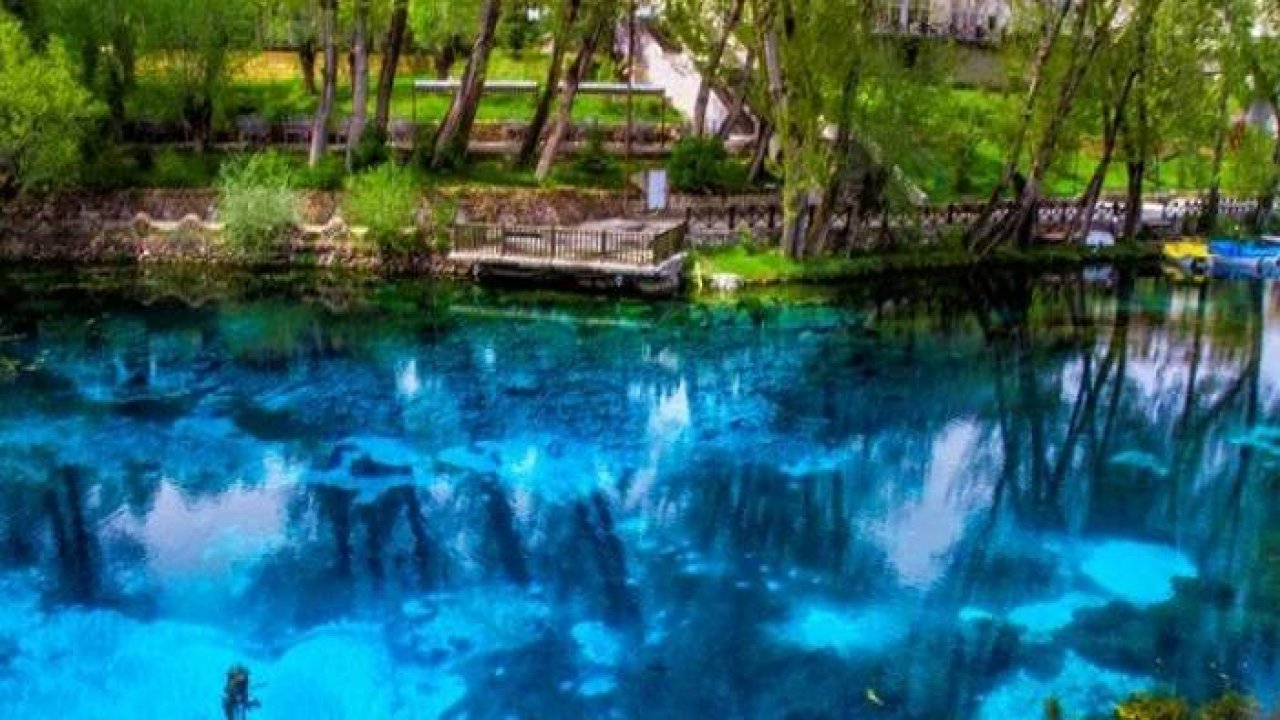 Gölün altındaki renkli dünya