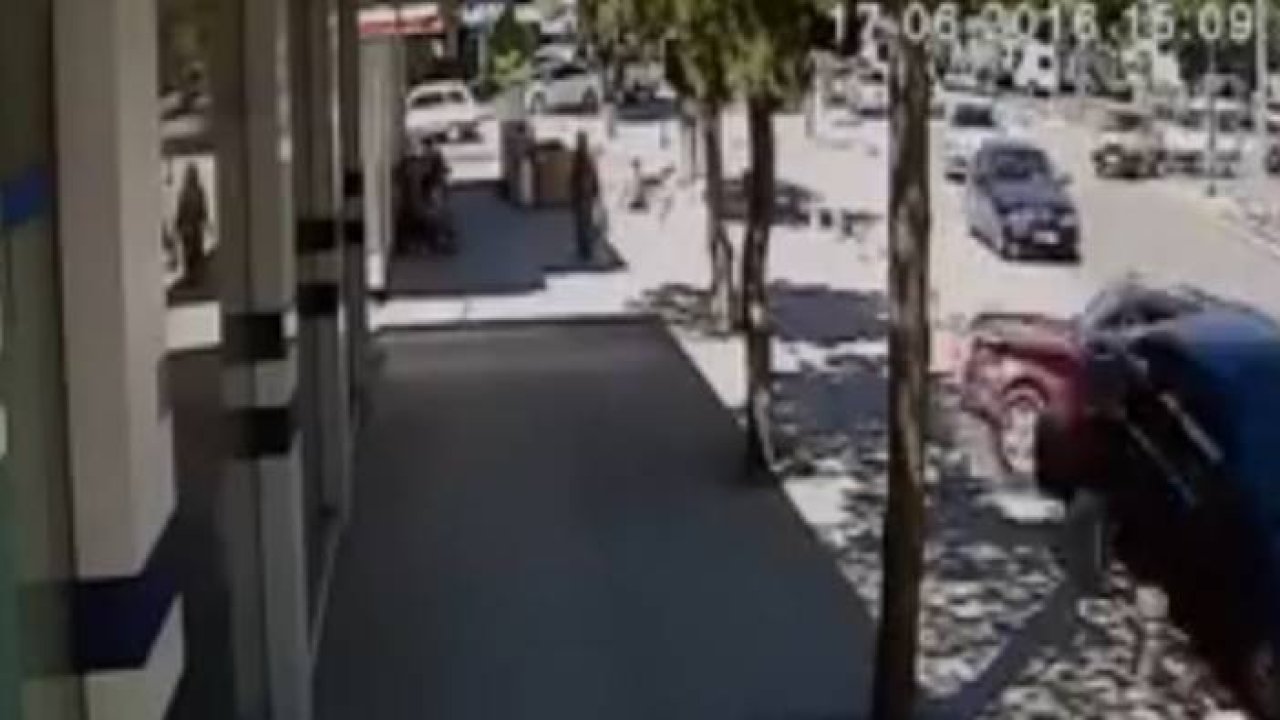 Yanlama yapacağım derken arabayı pert etti